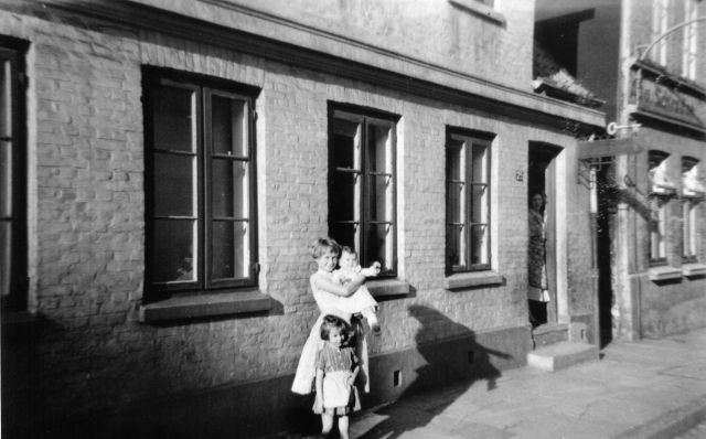 Kinder in der Zei&szlig;stra&szlig;e gegen&uuml;ber der Drahtstiftefabrik, 1950er-Jahre, &copy; Stadtteilarchiv Ottensen e.V.