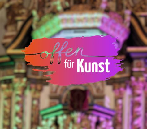 Schriftzug `Offen f&uuml;r Kunst ` vor Kanzel der Schlo&szlig;kirche, &copy; &copy;Carola M&uuml;sse