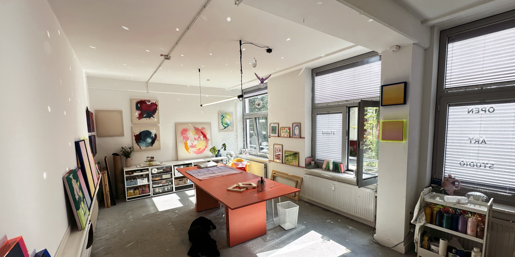 Studio mit Studio-Hund, &copy; Julia Raatz