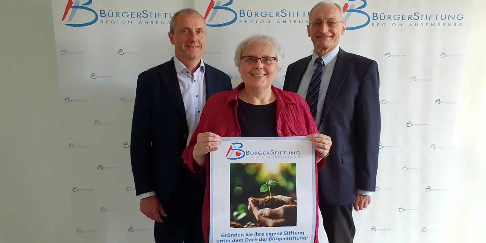Horst Jurkschat, Carmen Lau, Michael Eckstein zeigen, wie man eine eigene Stiftung gründen kann, © BürgerStiftung Region Ahrensburg