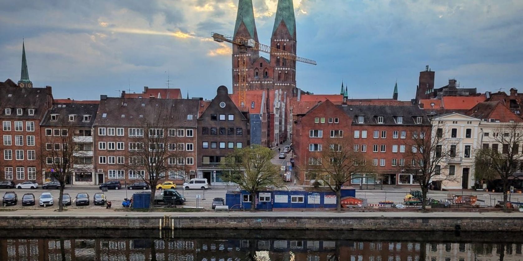 Führung durch die Ausstellung "Rechte Gewalt in Hamburg von 1945 bis heute" durch eineN der Kurator*in