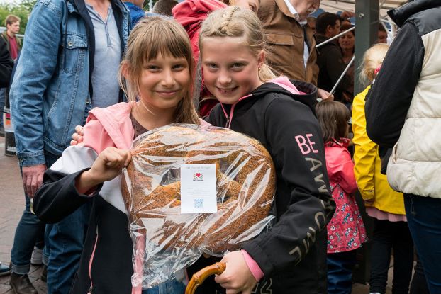 Madchen-mit-Kringel(c)Karl, © Karl Heinz Jasmer