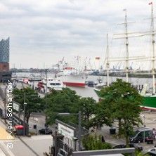 Hafenkante Tour - unterwegs am Wasser, &copy; links im Bild
