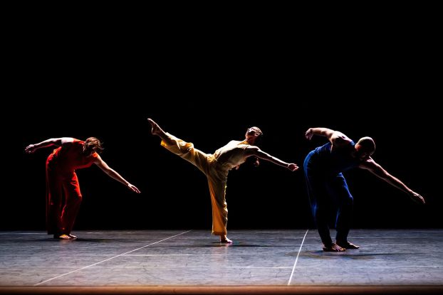 Die Performer*innen Patrick Needham, Cecily Campbell und Burr Johnson tanzen auf der B&uuml;hne, ihre Arme und Beine sind energievoll und ausdrucksstark nach au&szlig;en gestreckt., &copy; Delphine Perrin