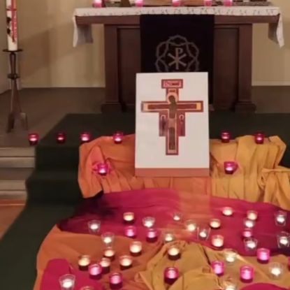 Tuch vorm Altar Kirchsaal Hagen mit Kreuzbild und Teelichtern, &copy; &copy;Sabine Chr. L&uuml;bke