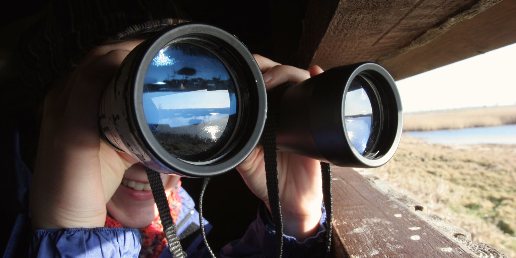 Frau mit Fernglas, &copy; Santiago Engelhardt