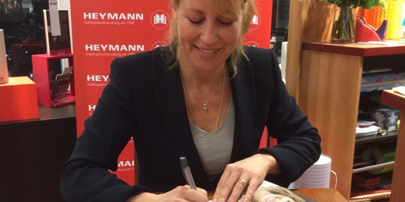 Anne Gesthuysen in der Buchhandlung HEYMANN in Eimsbuettel, &copy; Kurt Heymann Buchzentrum GmbH
