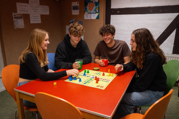 Jugendliche spielen Mensch-&Auml;rgere-Dich-Nicht, &copy; Nils Bosecke, teilweise KI generiert