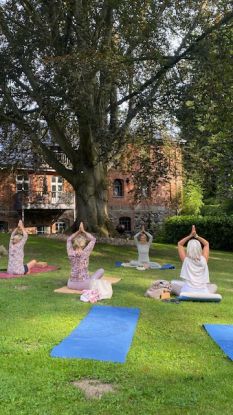 Yoga unterm Kraftbaum an der Gronenberger Mühle