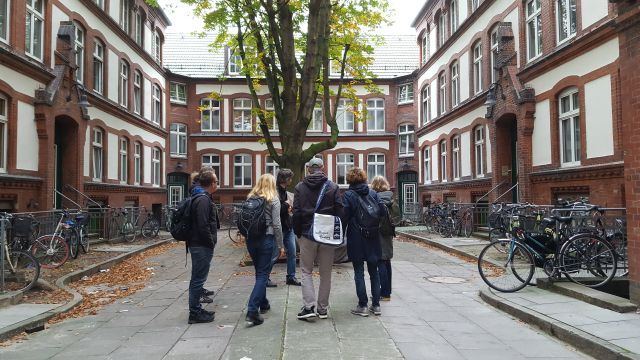 hist. Innenhof mit Gruppe_SSachse, &copy; Stattreisen Hamburg e.V.
