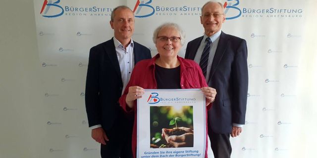Horst Jurkschat, Carmen Lau, Michael Eckstein zeigen, wie man eine eigene Stiftung gründen kann, © BürgerStiftung Region Ahrensburg