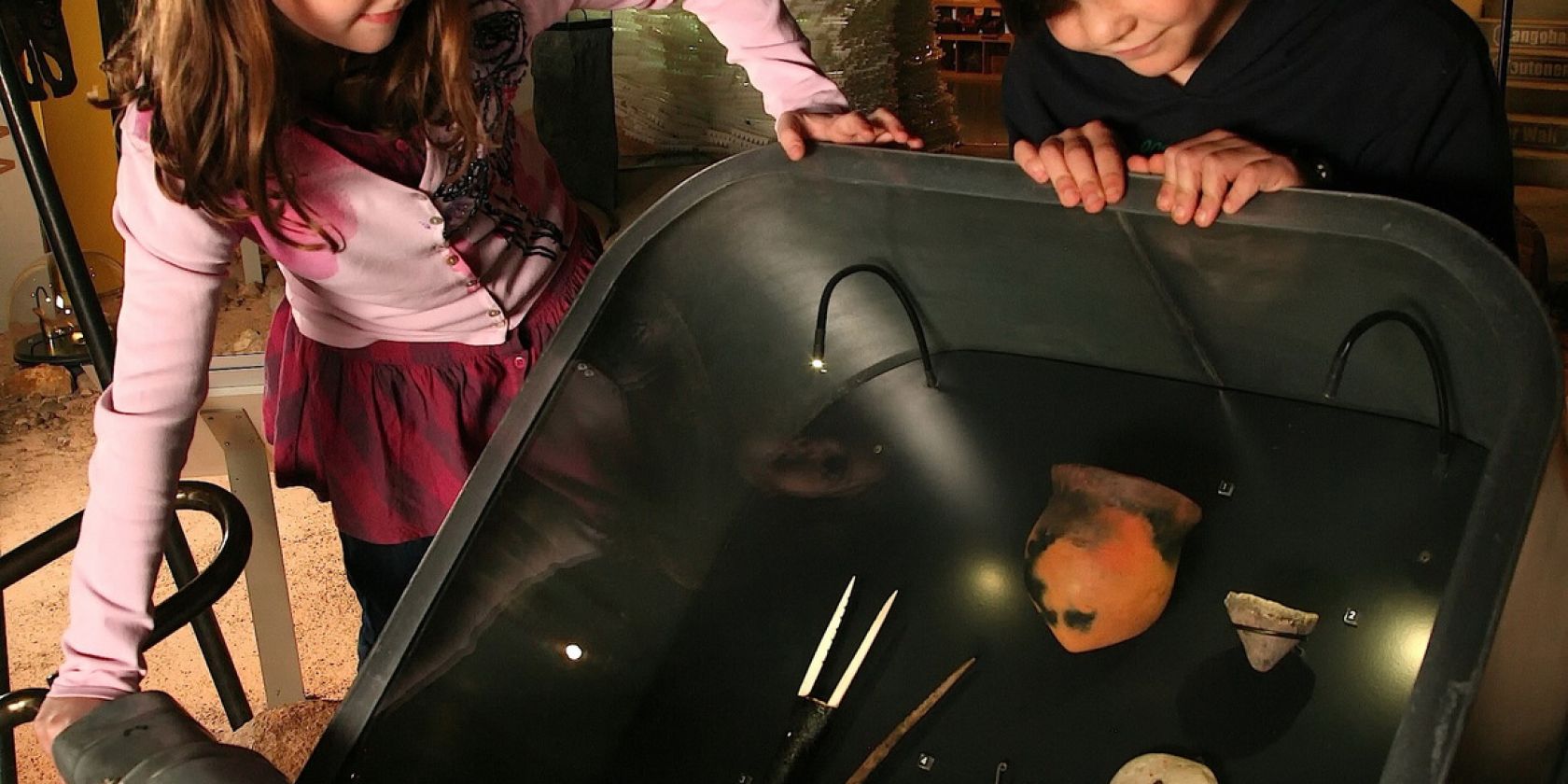 Kinder auf Spurensuche in der Ausstellung, &copy; Arch&auml;ologisches Museum Hamburg