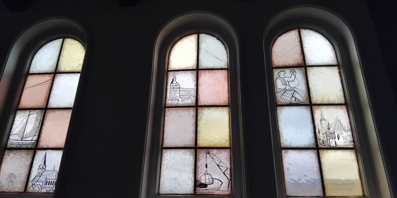 Die Fenster der Flussschifferkirche, &copy; Bettina Ehrenberg / Flussschifferkirche Hamburg