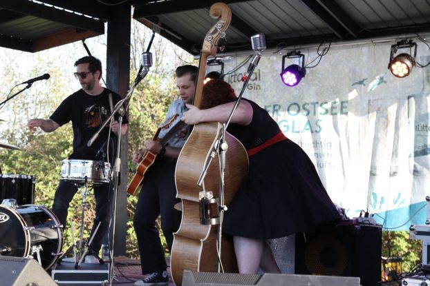 Musik im Strandkorb mit Stranger Cats präsentiert von der Sparkasse Holstein, © contact@strangercats.de