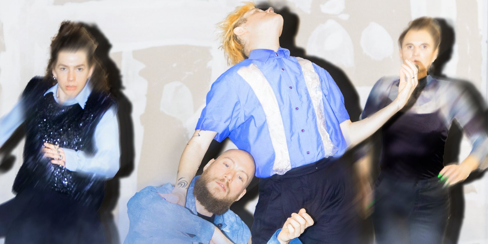 Four performers from the production &ldquo;T&auml;nze fast vergessener Geister&rdquo; stand in front of a painted wall and move into different positions., &copy; Jonas Mannherz