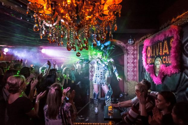 Olivias Show Club &ndash; Drag Queen Lee Jackson auf der B&uuml;hne, &copy; www.kult-kieztouren.de
