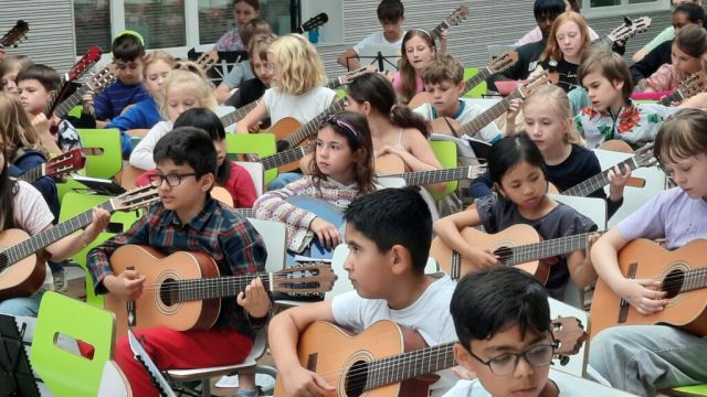 Kinder des Projekts "Gitarre Billstedt", &copy; gitarrehamburg.de gGmbH