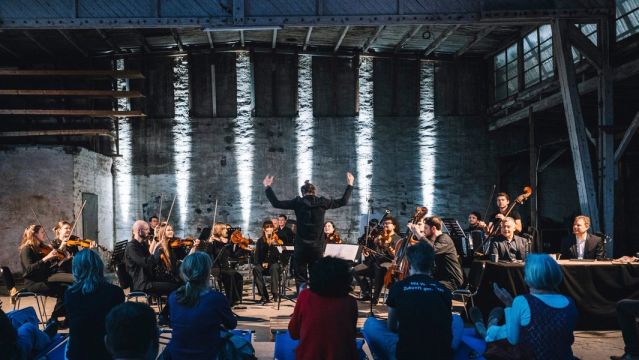 Orchester im Treppenhaus, © Anna Kristina Bauer