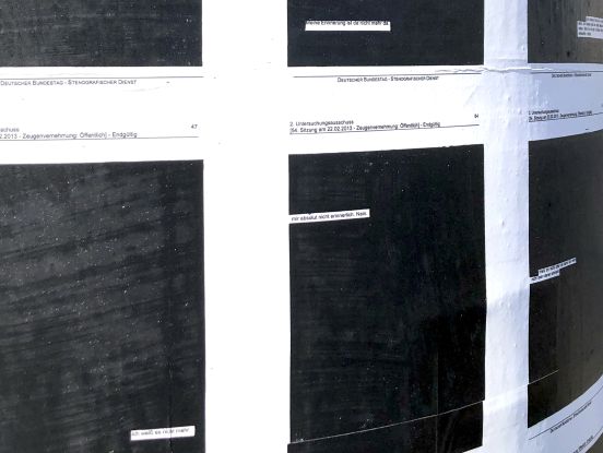 gedaechtnisluecken_revisited-katharinakohl-detail-litfasssaeulen-plakatierung-foto-dgreiss-1, &copy; Katharina Kohl, Ged&auml;chtnisl&uuml;cken #revisited, Hamburg 2026. Detail einer Litfa&szlig;s&auml;ulen-Plakatierung. Foto: DG Rei&szlig;, Hamburg.