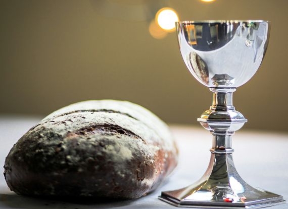 Brot und Kelch, &copy; Foto von James Coleman auf Unsplash