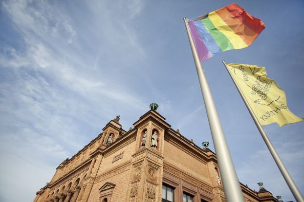 Pride Flag vor der Hamburger Kunsthalle, 2024, © Hamburger Kunsthalle, Foto: Vera Drebusch