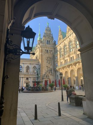 Blick in den Rathaus-Innenhof, © Die Hamburg-Lotsen