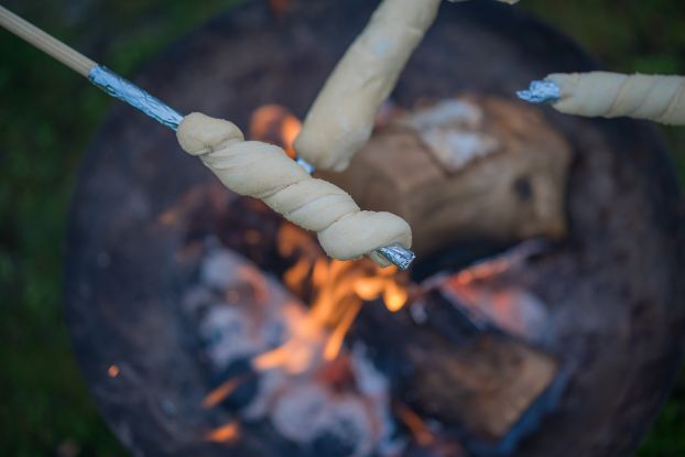 Lagerfeuer mit Stockbrot, &copy; Tourismus-Service Fehmarn