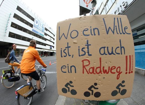 Verkehrspolitische Radtour – Umlaufsperren/Poller, © ADFC Düsseldorf | Dirk Schmidt