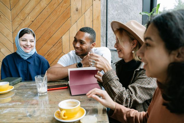 Engagement Caf&eacute; im Haus f&uuml;r Alle, &copy; pexels