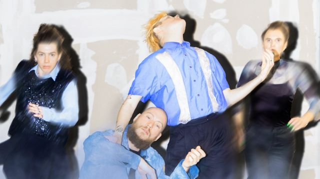 Four performers from the production &ldquo;T&auml;nze fast vergessener Geister&rdquo; stand in front of a painted wall and move into different positions., &copy; Jonas Mannherz
