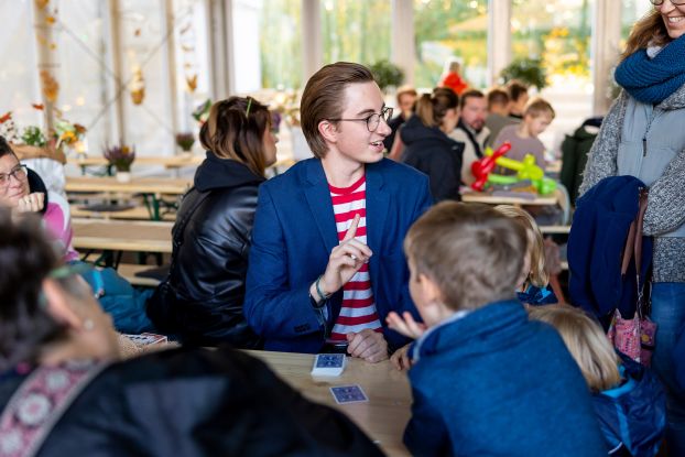 Scharbeutzer Herbstpartie 2023 Mann zaubert &copy; TALB Christian Schaffrath(1), &copy; TALB