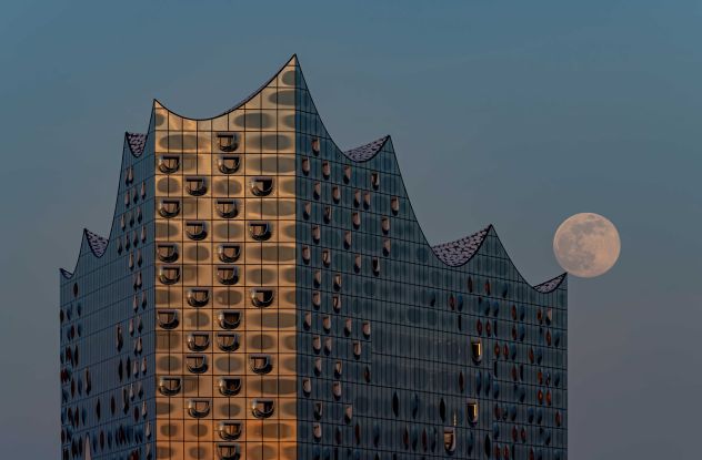 elphi_balanciert_supermond_07_04_2020, &copy; Lars Thei&szlig;