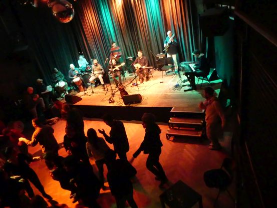 Bergedorfer Global Session 01.24 mit tanzendem Publikum_klein, © LOLA Bergedorf